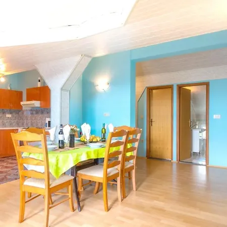 Spacious With Terrace And Sea View In