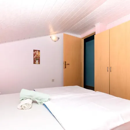 Spacious With Terrace And Sea View In Apartman Jadranovo