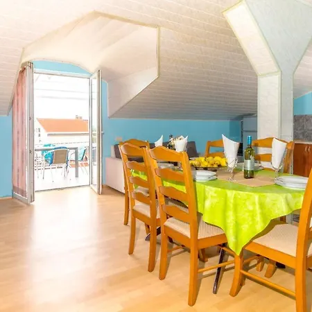 Spacious With Terrace And Sea View In * ヤドラニヴォ