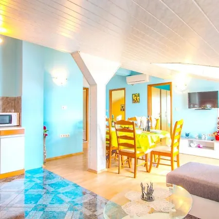Spacious With Terrace And Sea View In ヤドラニヴォ