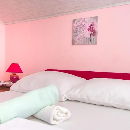 Spacious With Terrace And Sea View In Apartment