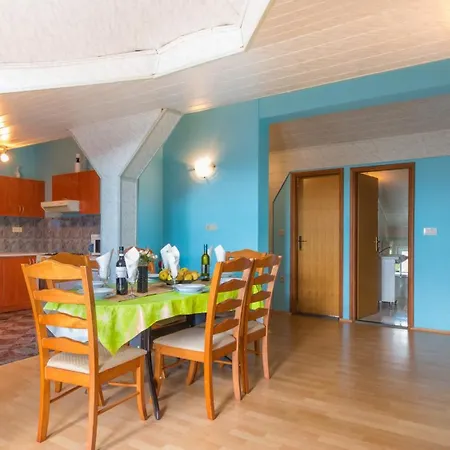 Spacious With Terrace And Sea View In * ヤドラニヴォ