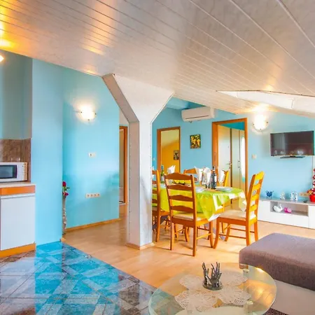 Spacious With Terrace And Sea View In アパート ヤドラニヴォ