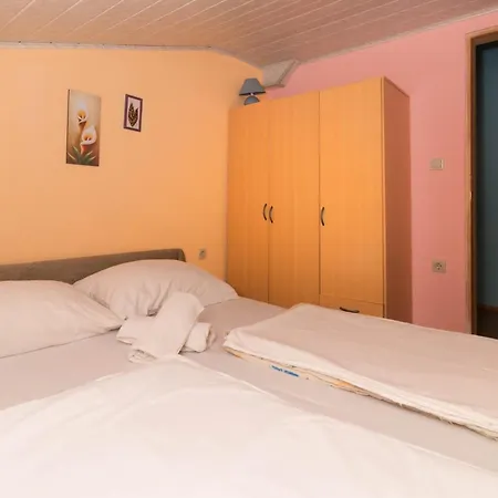 Апартаменты Spacious With Terrace And Sea View In Ядраново