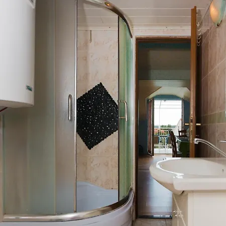 Апартаменты Spacious With Terrace And Sea View In Ядраново